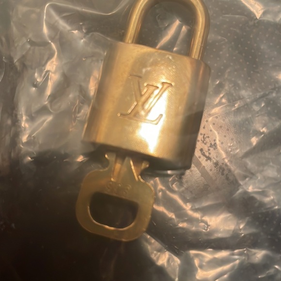 Number 303 authentic Louis Vuitton, padlock and key - Picture 3 of 3